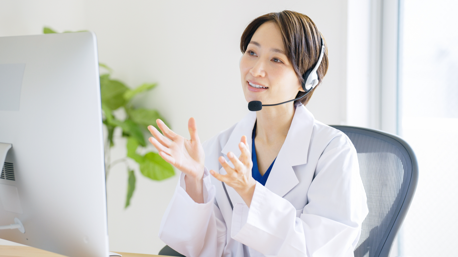 オンラインで診療にあたる医師
